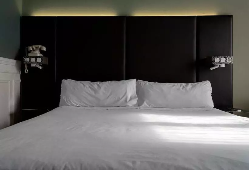 اتاق استاندارد سه نفره, Petit Palace Lealtad Plaza