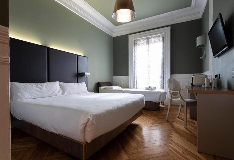 Номер Стандарт Трехместный, Petit Palace Lealtad Plaza