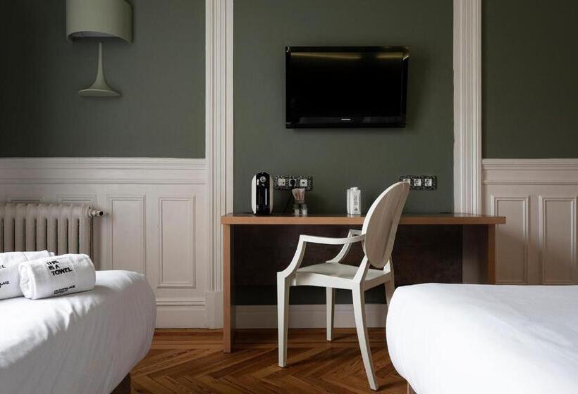 Номер Стандарт Трехместный, Petit Palace Lealtad Plaza