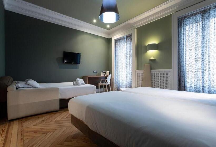 Семейный Номер, Petit Palace Lealtad Plaza