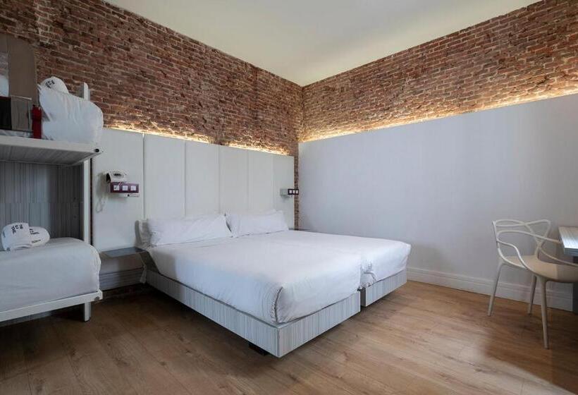 Семейный Номер, Petit Palace Lealtad Plaza