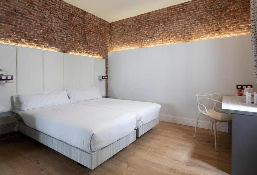 Семейный Номер, Petit Palace Lealtad Plaza