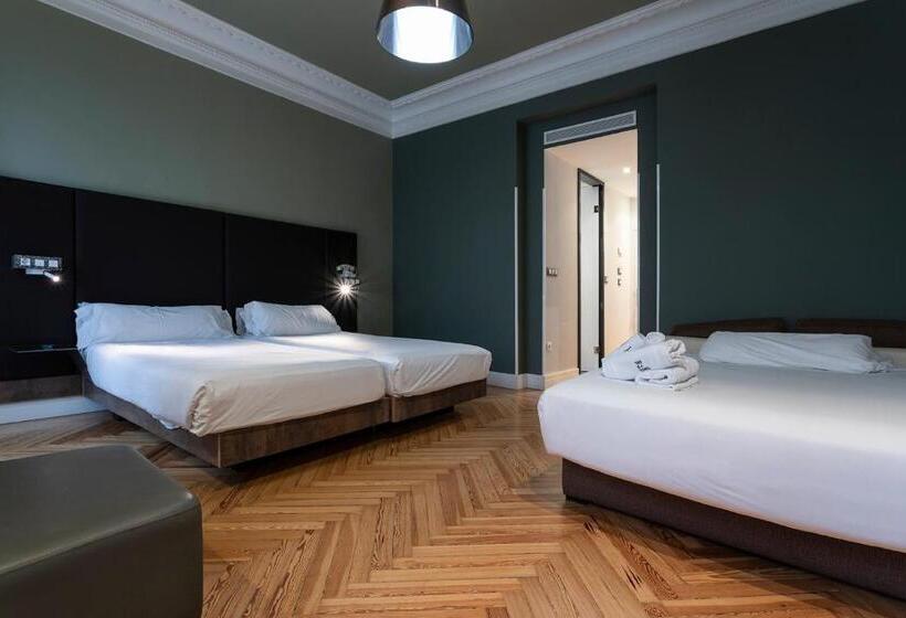 Семейный Номер, Petit Palace Lealtad Plaza