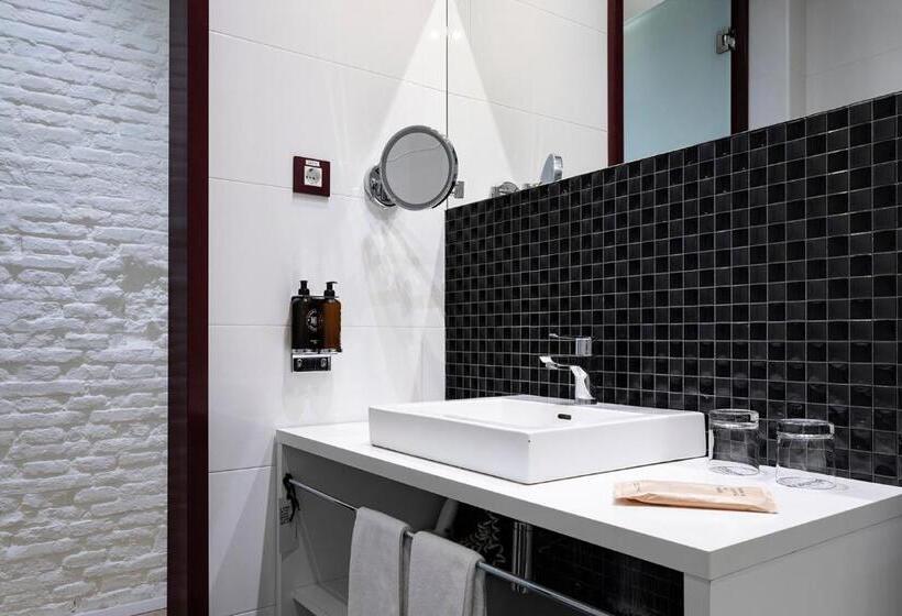 Семейный Номер, Petit Palace Lealtad Plaza