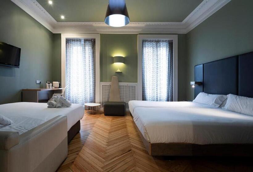 Семейный Номер, Petit Palace Lealtad Plaza