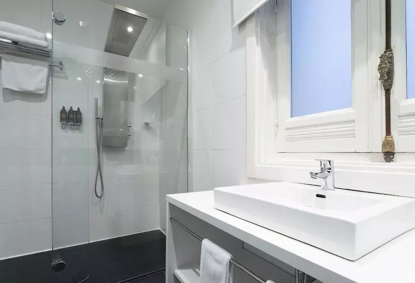اتاق استاندارد سه نفره, Petit Palace Lealtad Plaza