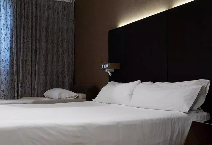 سوئیت جونیور با تراس, Petit Palace Lealtad Plaza