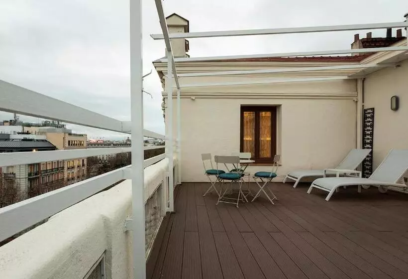 سوئیت جونیور با تراس, Petit Palace Lealtad Plaza