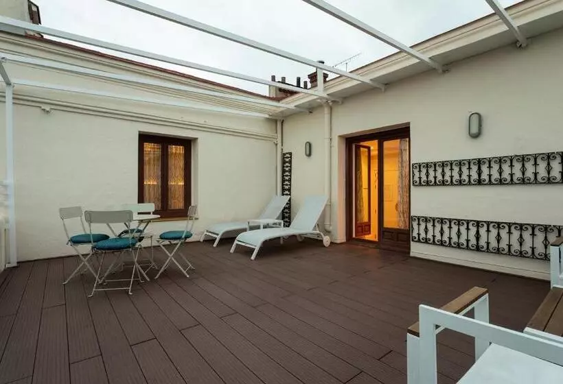 سوئیت جونیور با تراس, Petit Palace Lealtad Plaza