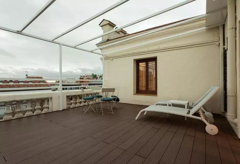سوئیت جونیور با تراس, Petit Palace Lealtad Plaza