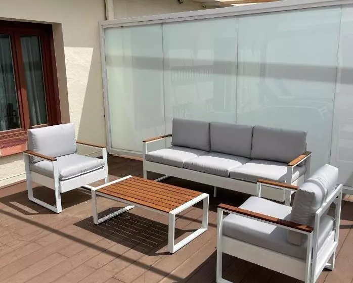 سوئیت جونیور با تراس, Petit Palace Lealtad Plaza