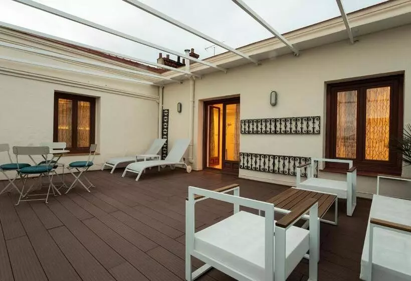 سوئیت جونیور با تراس, Petit Palace Lealtad Plaza