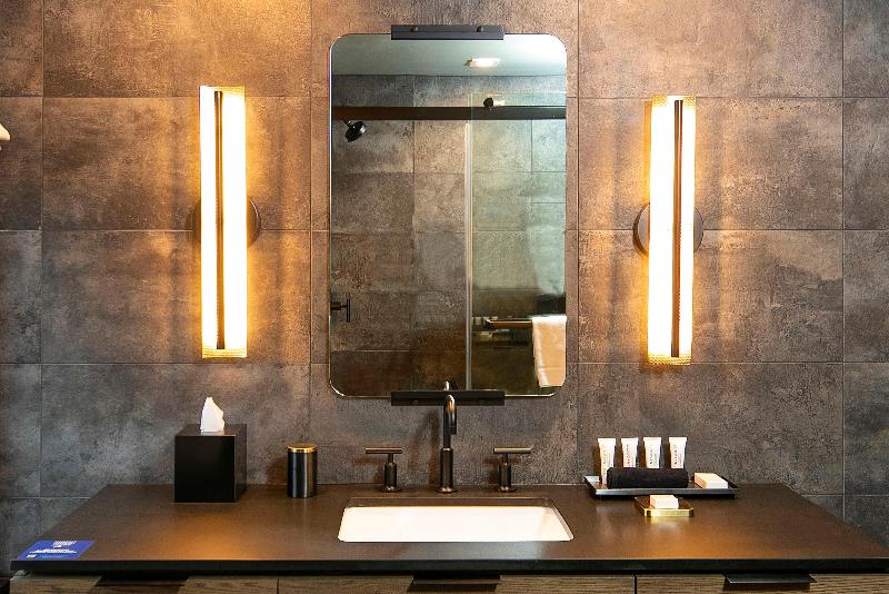 سوئیت با تخت بزرگ, The Lloyd Stamford, Tapestry Collection By Hilton