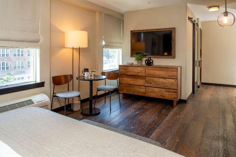 سوئیت با تخت بزرگ, The Lloyd Stamford, Tapestry Collection By Hilton