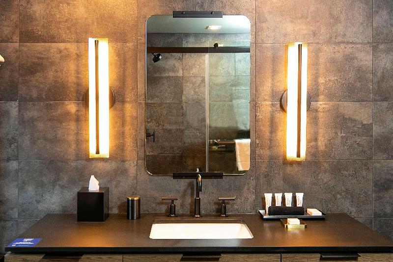 سوئیت با تخت بزرگ, The Lloyd Stamford, Tapestry Collection By Hilton