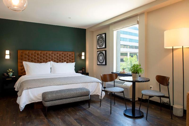 带大床的套房, The Lloyd Stamford, Tapestry Collection By Hilton