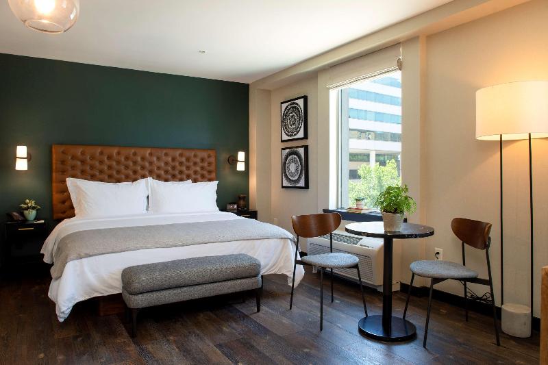 سوئیت با تخت بزرگ, The Lloyd Stamford, Tapestry Collection By Hilton