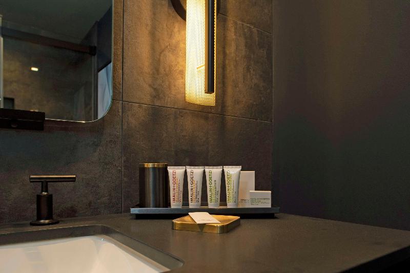 سوئیت با تخت بزرگ, The Lloyd Stamford, Tapestry Collection By Hilton