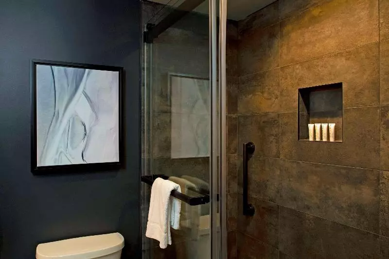 Standard-huone King-vuode, The Lloyd Stamford, Tapestry Collection By Hilton