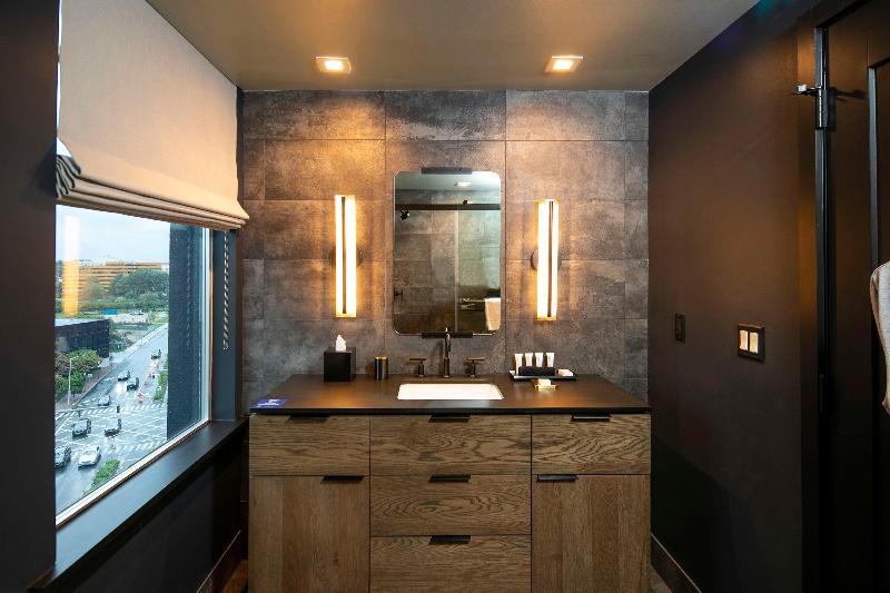 اتاق استاندارد با تخت بزرگ, The Lloyd Stamford, Tapestry Collection By Hilton