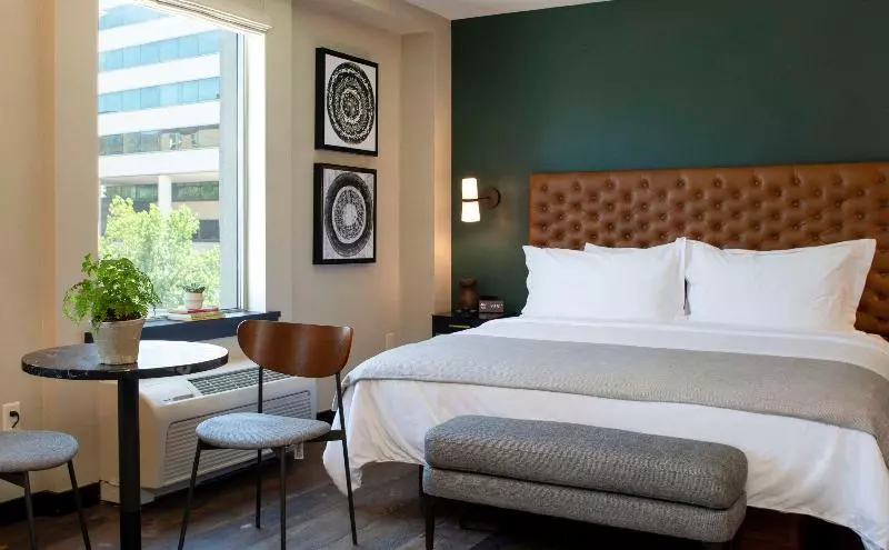 Standard-huone King-vuode, The Lloyd Stamford, Tapestry Collection By Hilton