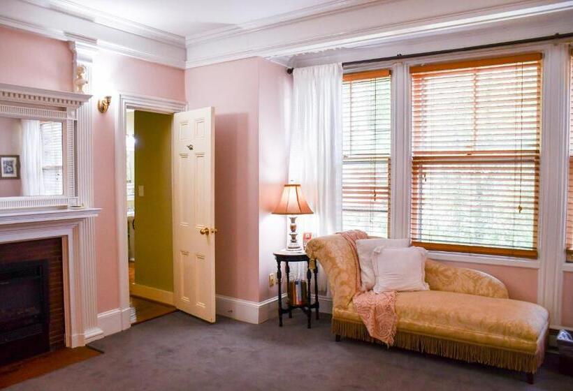 חדר דחוקס עם מיטת קינג, The Sayre Mansion