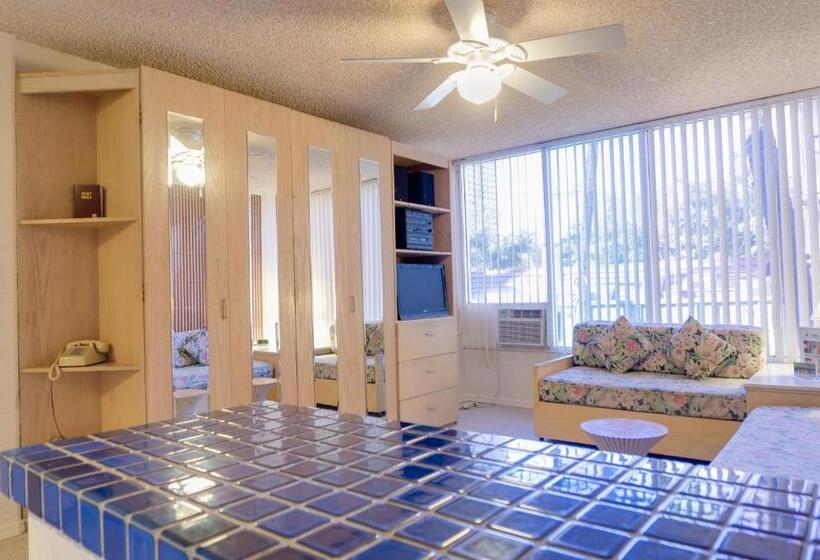 Номер Стандарт, Kuhio Banyan