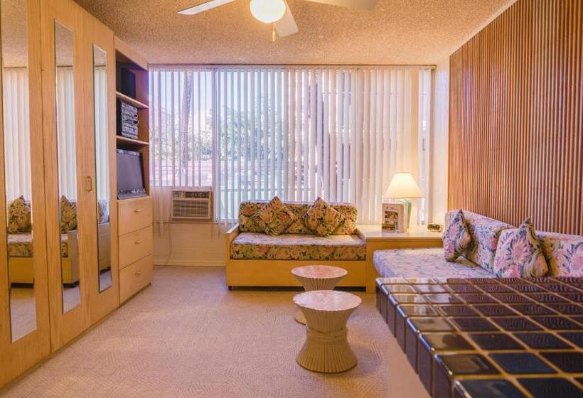 Номер Стандарт, Kuhio Banyan