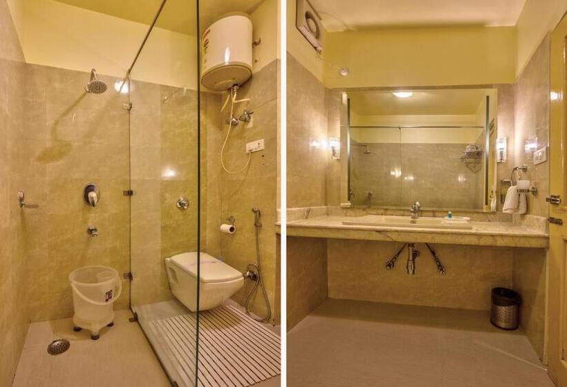 اتاق لوکس با بالکن, The Holiday Resorts And Cottages