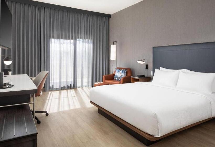 غرفة قياسية سرير كينج لذوى الإحتياجات الخاصة, Courtyard Farmington