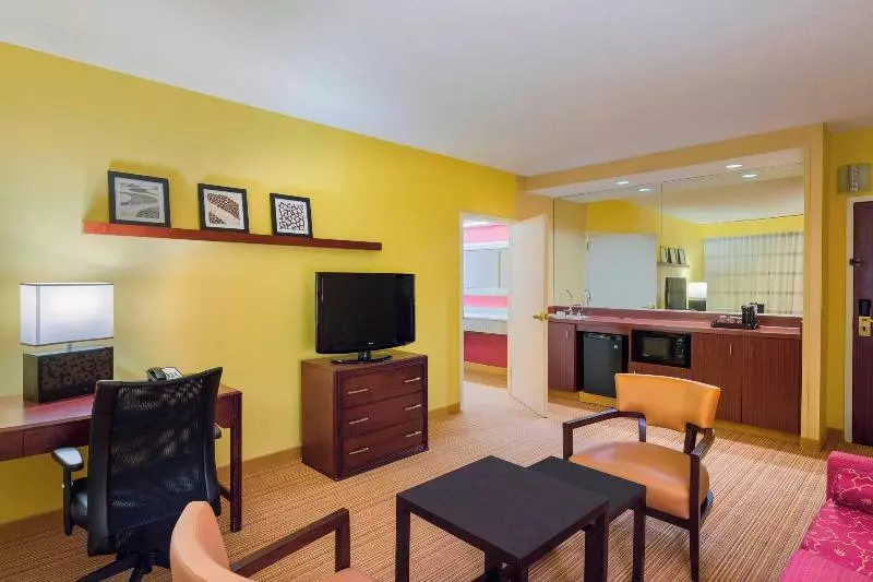 سوئیت با تخت بزرگ, Courtyard Wilmington Brandywine