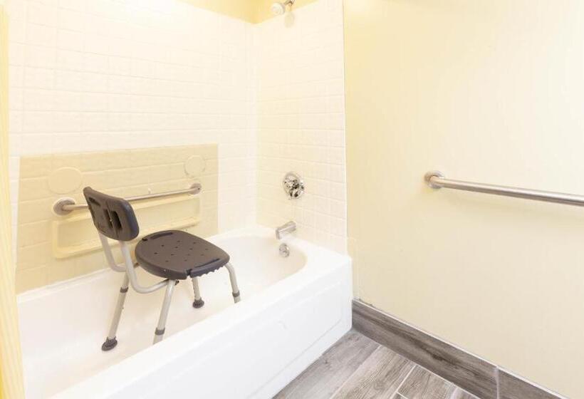 חדר דלוקס עם מיטת קינג, Days Inn By Wyndham Milan Sandusky South