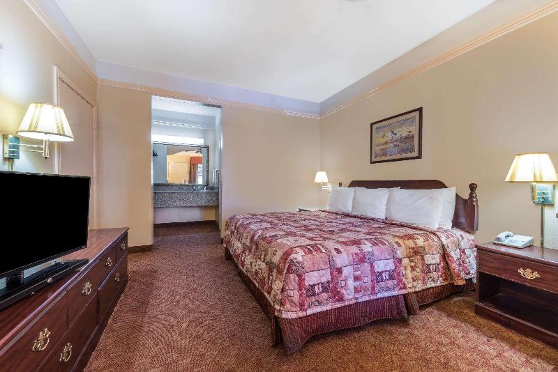 适合残疾人士使用的带超级大床的标准间, Holiday Inn Express Fort Lauderdale Airport South, An Ihg