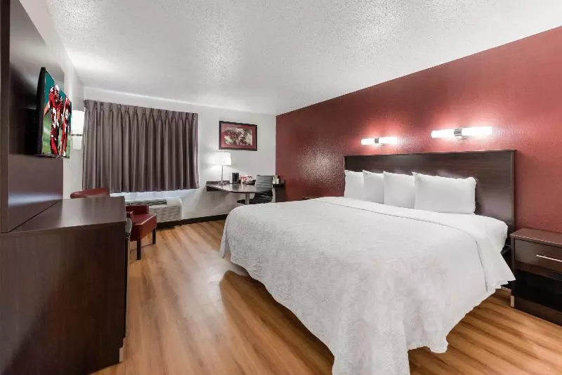 キングサイズベッドのスーペリアルーム, Red Roof Inn Plus+ Columbus   Worthington