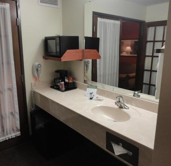 מיטת קינג בסוויטה, Americinn By Wyndham Ottumwa