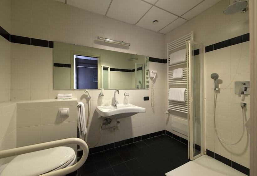 חדר סופריור לשלושה, D120