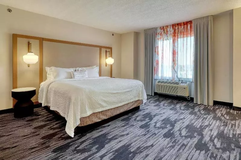 キングサイズベッドのスタンダードルーム, Fairfield Inn & Suites Woodbridge