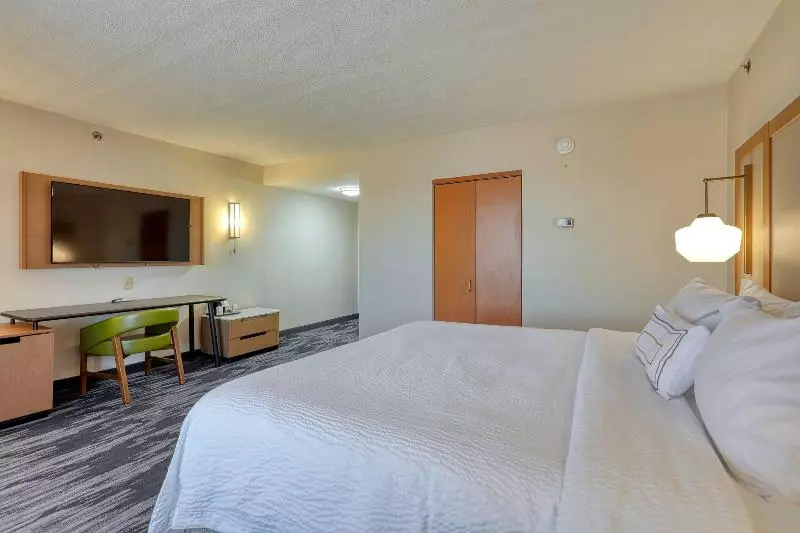 キングサイズベッドのスタンダードルーム, Fairfield Inn & Suites Woodbridge