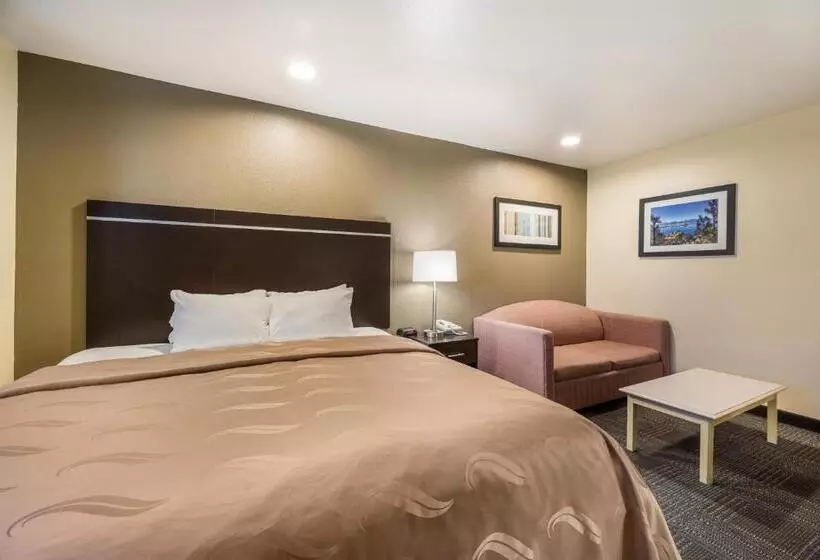 キングサイズベッドのスイートルーム, Quality Inn & Suites Near Nas Fallon