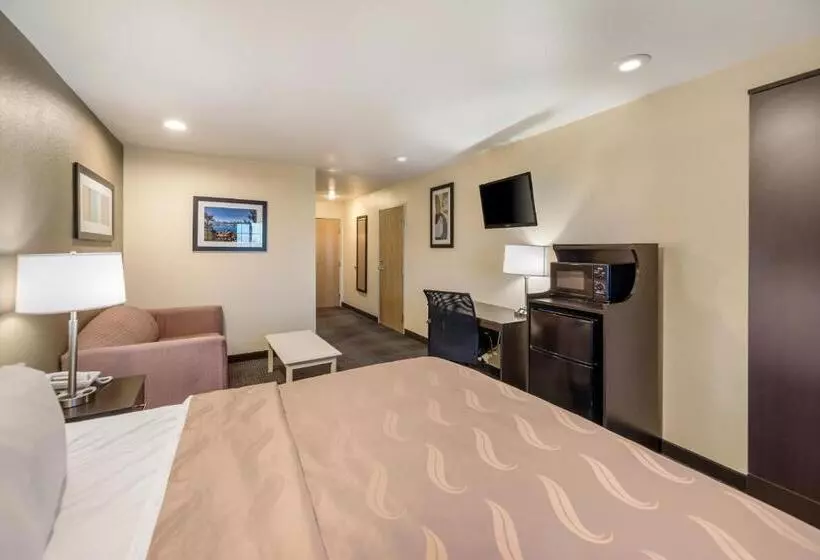 キングサイズベッドのスイートルーム, Quality Inn & Suites Near Nas Fallon