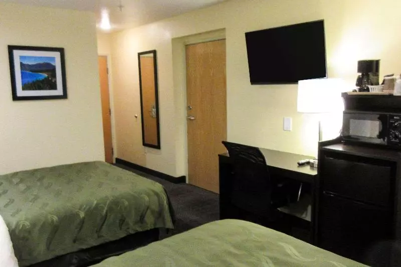 キングサイズベッドのスタンダードルーム, Quality Inn & Suites Near Nas Fallon