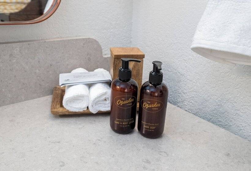 غرفة قياسية, The Ozarker Lodge