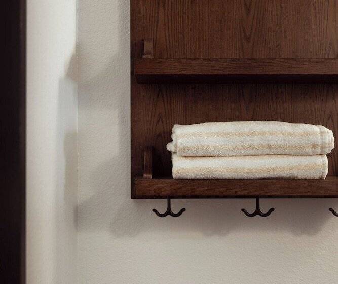 غرفة قياسية, The Ozarker Lodge