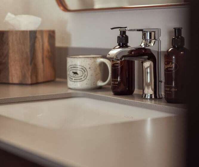 غرفة قياسية, The Ozarker Lodge