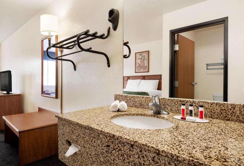 带大床的标准间, Travelodge By Wyndham North Platte
