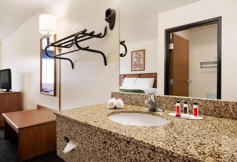 キングサイズベッドのスタンダードルーム, Travelodge By Wyndham North Platte