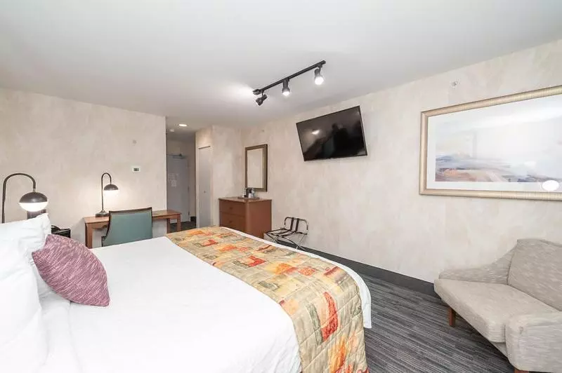 キングサイズベッドのスタンダードルーム, Bellissimo Hotel, Trademark By Wyndham Near Foxwoods Casino