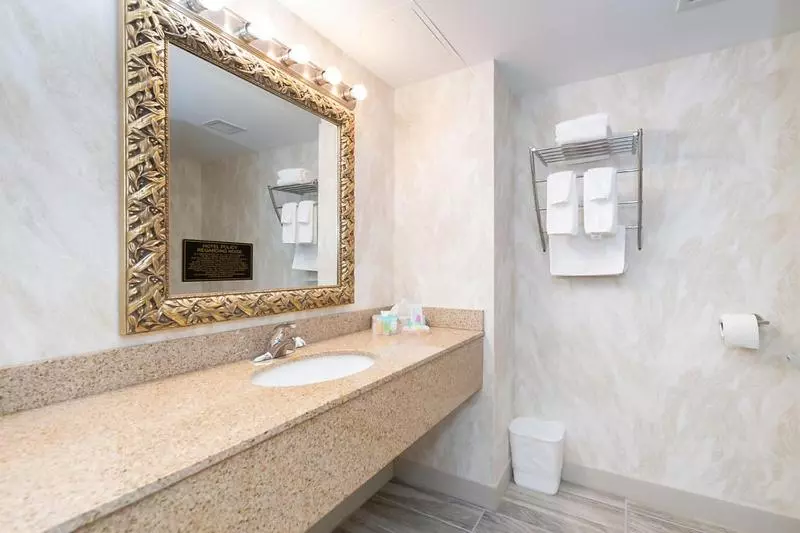 キングサイズベッドのスタンダードルーム, Bellissimo Hotel, Trademark By Wyndham Near Foxwoods Casino