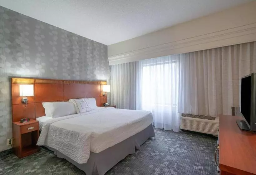 キングサイズベッドのスイートルーム, Courtyard By Marriott Salisbury