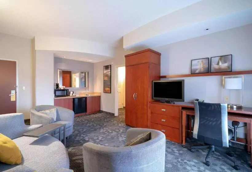 キングサイズベッドのスイートルーム, Courtyard By Marriott Salisbury